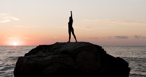 long-shot-woman-sportswear-enjoying-sunset